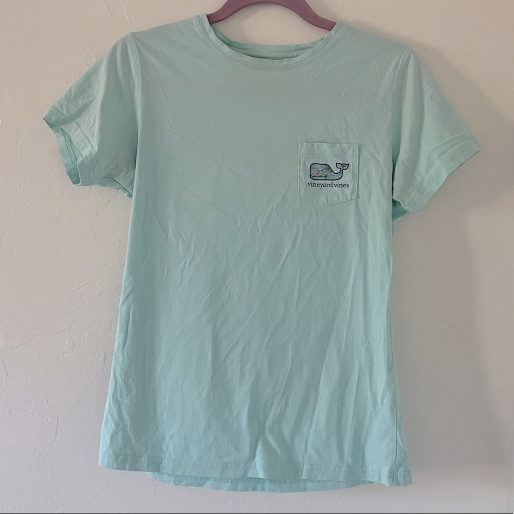 Vineyard vines light blue t-shirt